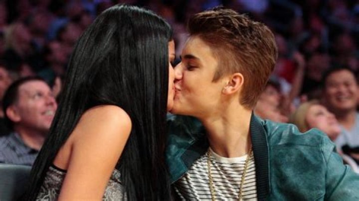 [VIDEO] Justin Bieber Kisses Selena Gomez Look-Alike In ‘Mistletoe’ – PICS – Hollywood Life