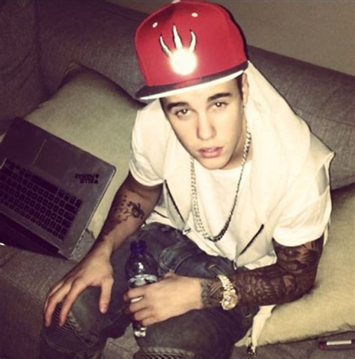 [LISTEN] Justin Bieber Sings About Drugs? Singer’s New Song About Sizzurp – Hollywood Life