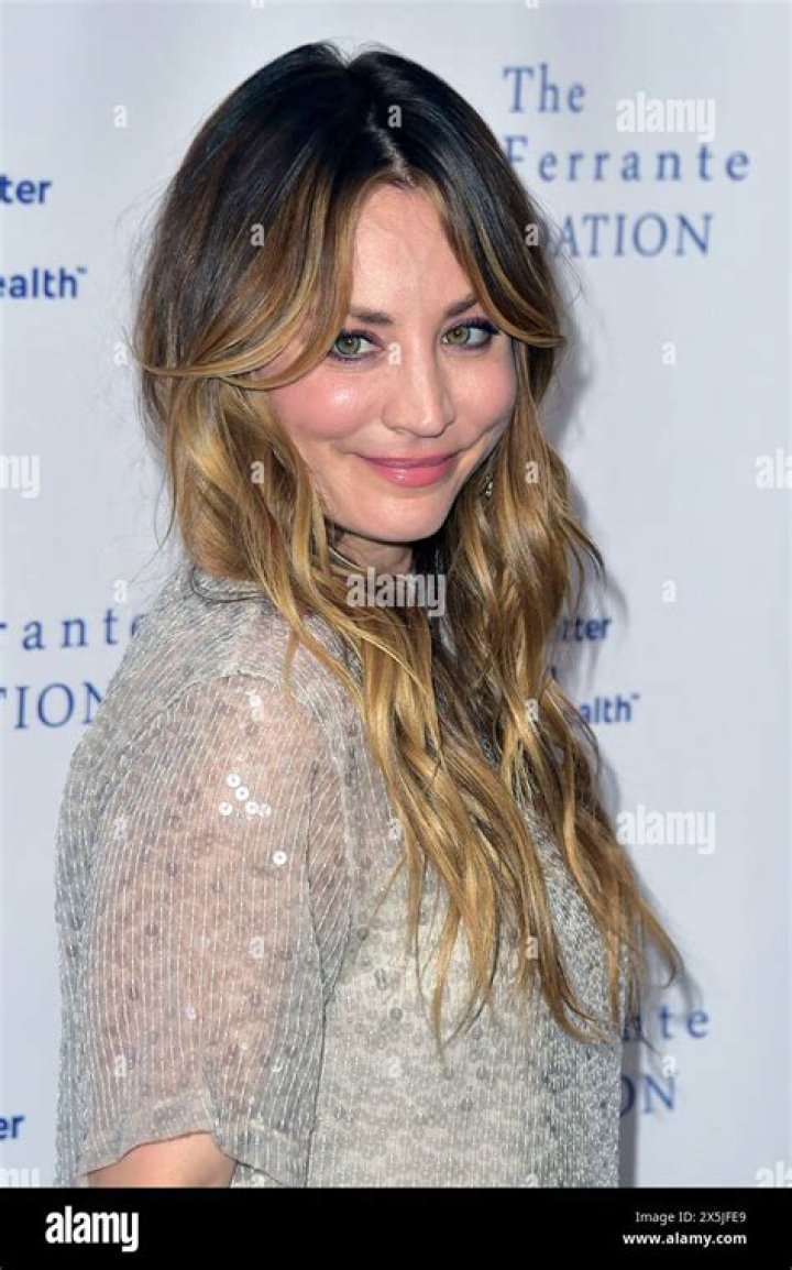 Kaley Cuoco Honors John Ritter With His Widow & ‘8 Simple Rules’ Star – Hollywood Life