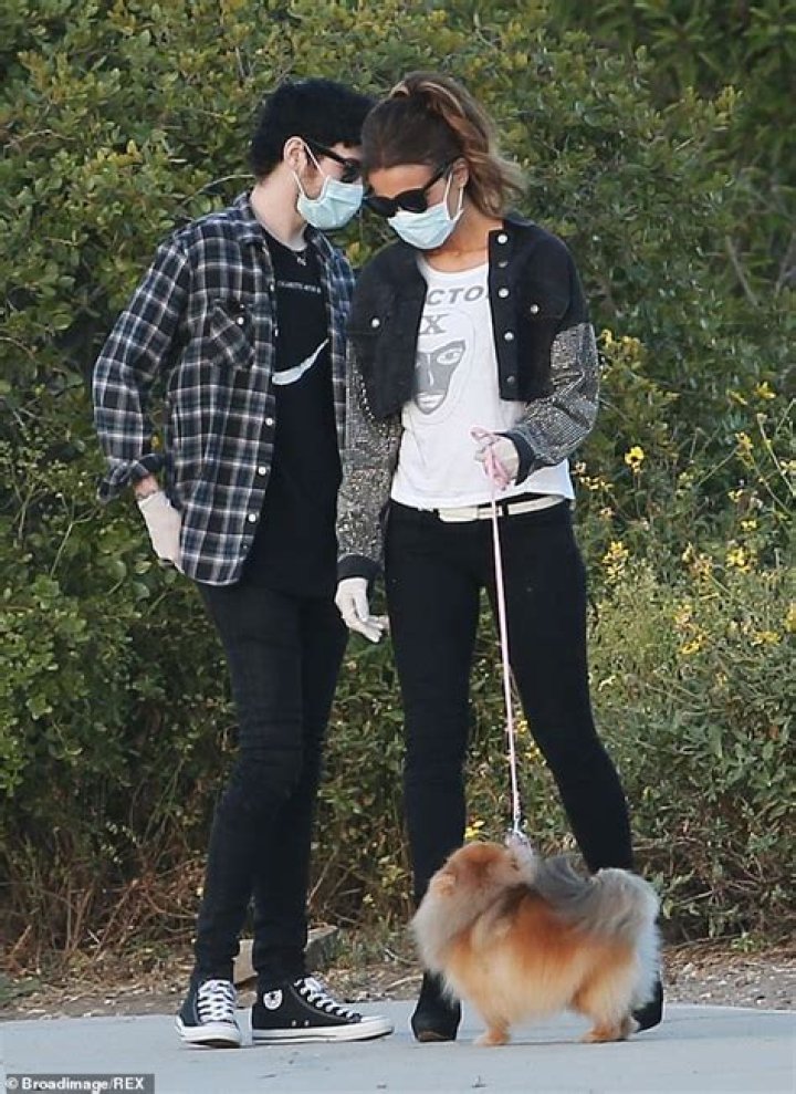 Kate Beckinsale & Goody Grace Wear Protective Gear & Hold Hands – Hollywood Life