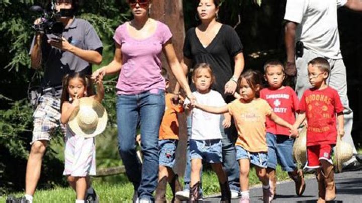 Kate Gosselin Spanks Kids, Claims Robert Hoffman’s Explosive Tell-All – Hollywood Life