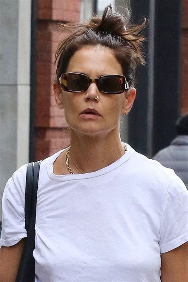 Katie Holmes Shows Off Nose Ring In Casual Look On NYC Stroll: Photos – Hollywood Life