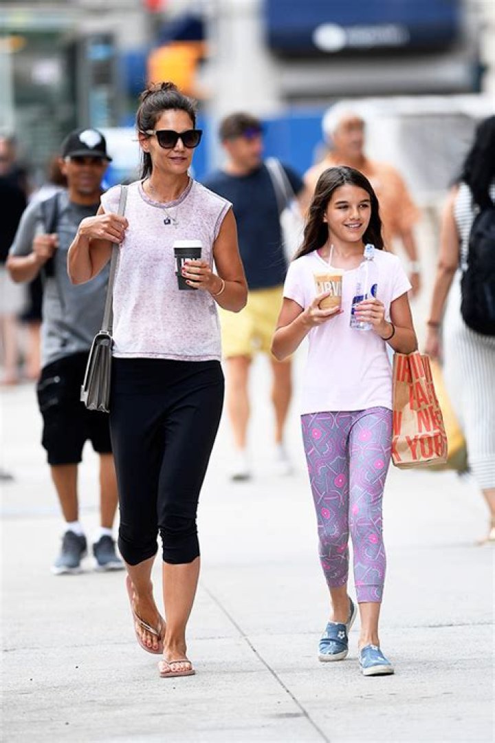 Katie Holmes & Daughter Suri Cruise Look Like Real Yoga Buddies As They Head Into Studio — See Pic
