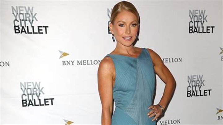 Kelly Ripa Wears Blue Dress At NYC Ballet Gala & Shows Off Toned Arms – Hollywood Life