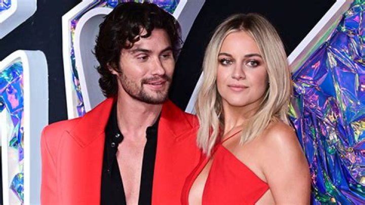 Kelsea Ballerini and Chase Stokes Twin in Red at 2023 MTV VMAs: Photos – Hollywood Life