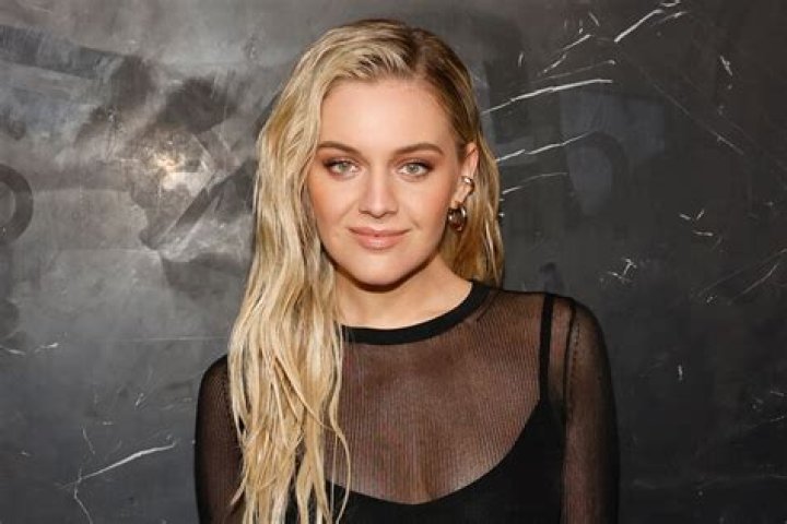 Kelsea Ballerini Gets ‘Day Drunk’ While Paddleboarding In Daisy Dukes — See Pic