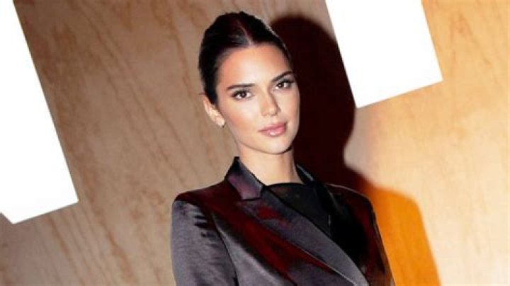 Kendall Jenner’s Tiny Waist In Black Outfit On Thanksgiving – Pic – Hollywood Life