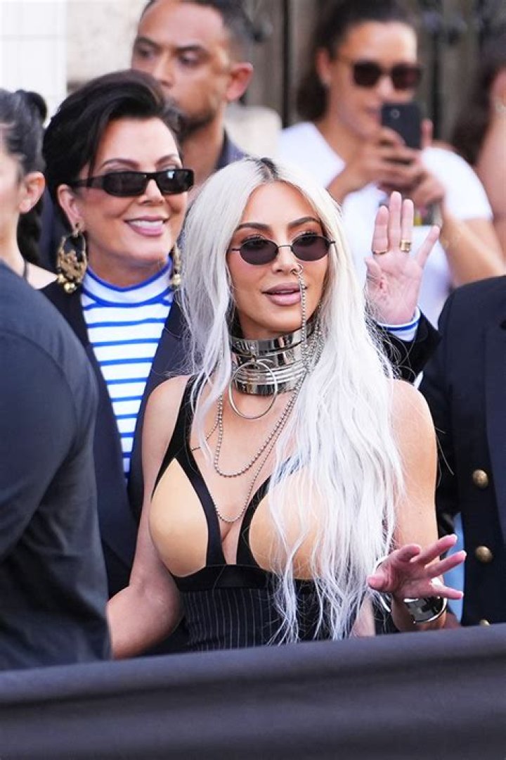 Kim Kardashian’s Wavy Short Hair & Side Part Makeover At MFW – Photos – Hollywood Life