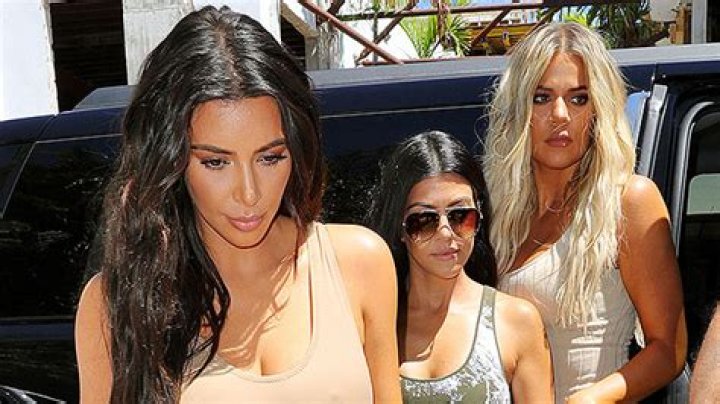 Kim & Khloe Kardashian Sing Kourtney’s Good Morning Song After Kylie Jenner’s ‘Rise & Shine’ Goes Viral