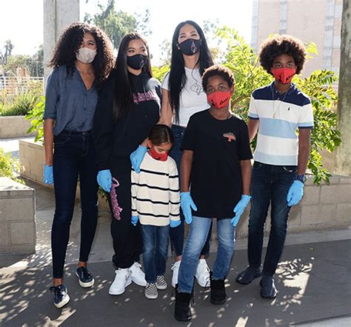 Kimora Lee Simmons Shares Photos With All 5 Kids During Japan Vacation – Hollywood Life