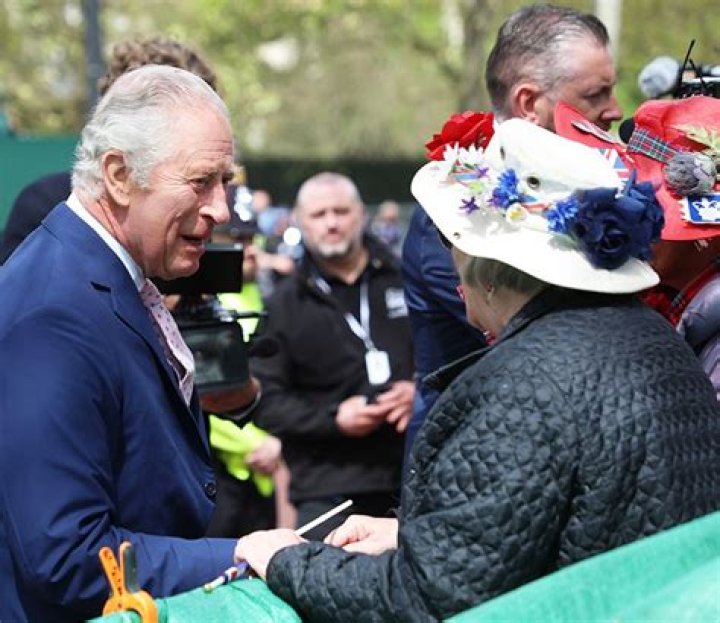 King Charles & Prince Of Wales William & Kate Pose In 1st Official Portrait After Queen’s Death