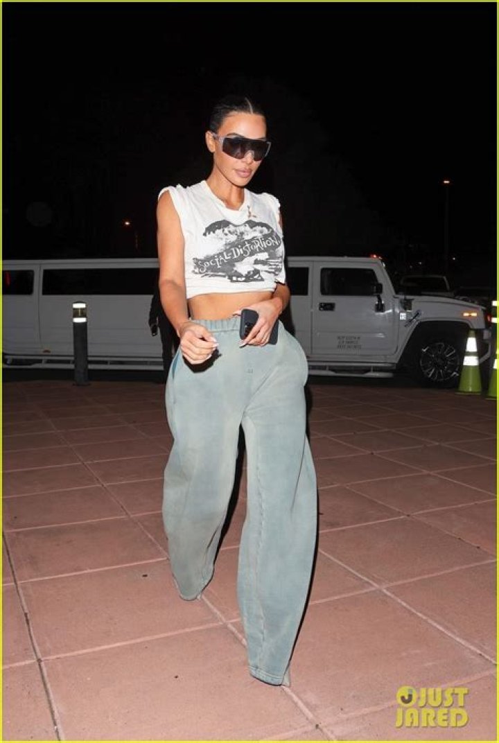 Kourtney Kardashian, 42, Slays In Sexy Crop Top & Fiery Red Pants In New Closet Selfies