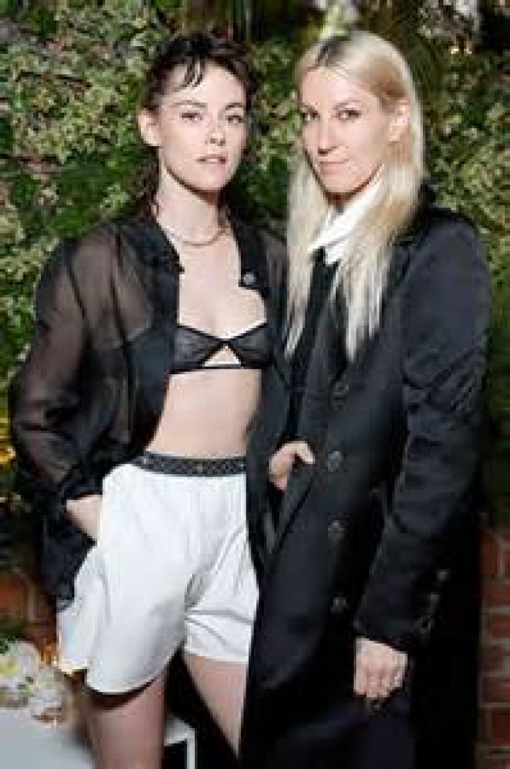 Kristen Stewart & Dylan Meyer Twin In Jeans During Date – Hollywood Life