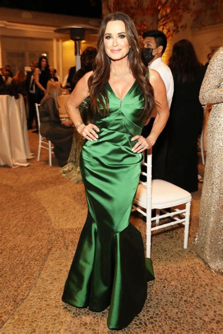 See Her Green Gown – Hollywood Life