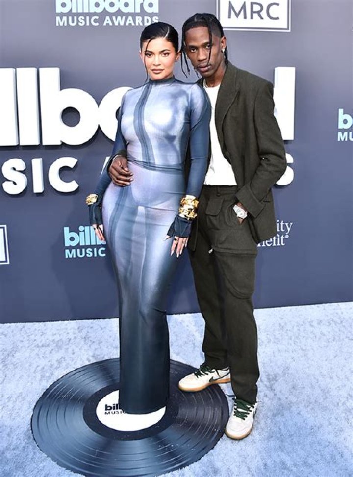 Kylie Jenner Comments Pregnant Emoji On Travis Scott’s Latest Photo – Hollywood Life