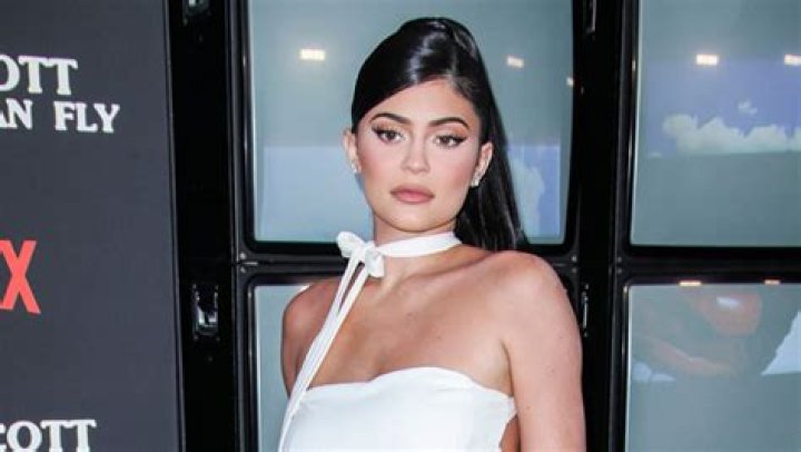 Kylie Jenner Looks Like A Supermodel In Tight White Bodysuit While Showing Off Plump Lips — Watch