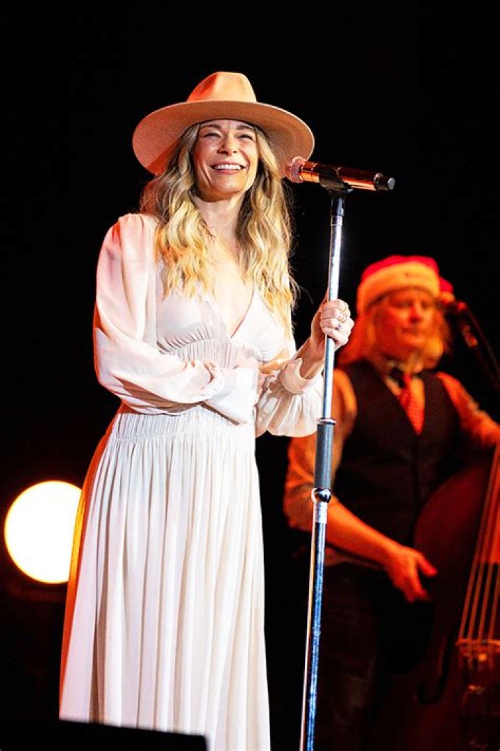 LeAnn Rimes Reschedules Upcoming Shows Due To Vocal Cord Bleed, Flu – Hollywood Life