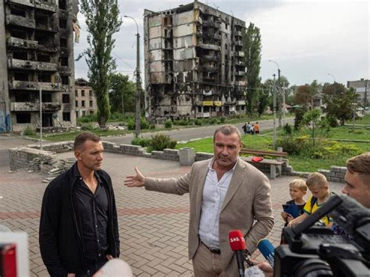 Liev Schreiber Helps Cook Passover Feast For Ukranian Refugees