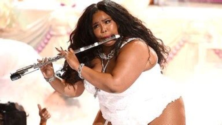 Lizzo Perfectly Plays Her Flute In Daisy Dukes & Leather Crop Top – Hollywood Life