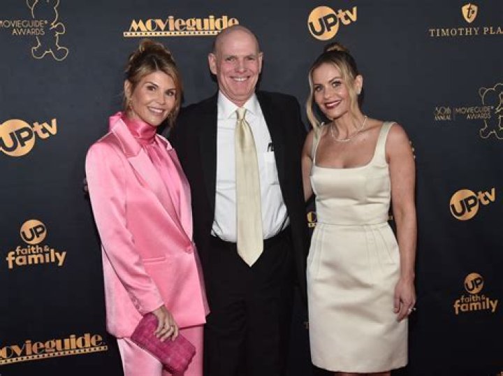 Lori Loughlin ‘Leaning On Her Family’ & ‘Trying’ To Lay Low As Prison Sentence Nears