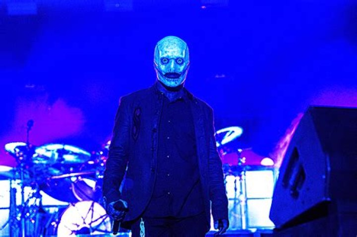 Machine Gun Kelly Disses Slipknot As ’50-Years-Olds’ In ‘Weird Masks’ – Hollywood Life