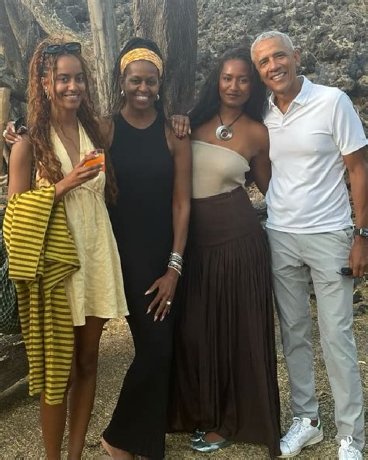 Malia & Sasha Obama Dine In Greece With Parents & Tom Hanks: Photos – Hollywood Life