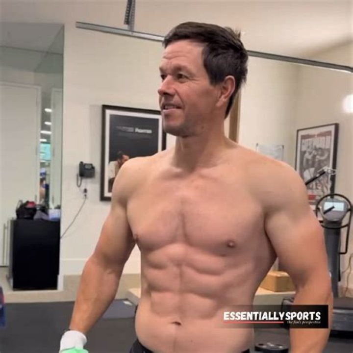 Mark Wahlberg Does Shirtless Workout & Says He’s Building ‘New Muscle’ – Hollywood Life
