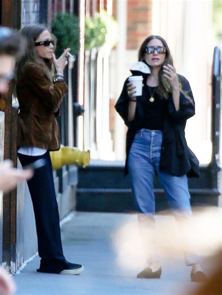 Mary-Kate & Ashley Olsen Spotted Taking A Smoke Break In NYC – Hollywood Life