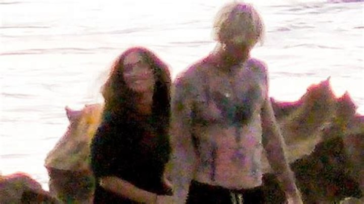 Megan Fox & Machine Gun Kelly Hold Hands On Beach In Puerto Rico: Photo – Hollywood Life
