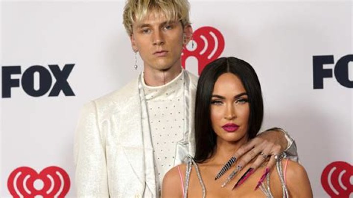 Megan Fox & Machine Gun Kelly Holding Hands In New PDA Photos – Hollywood Life