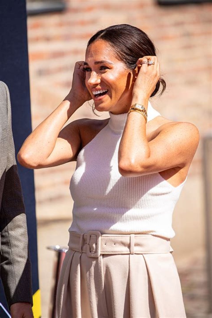 Meghan Markle At Farmers Market With Dog: Photos – Hollywood Life