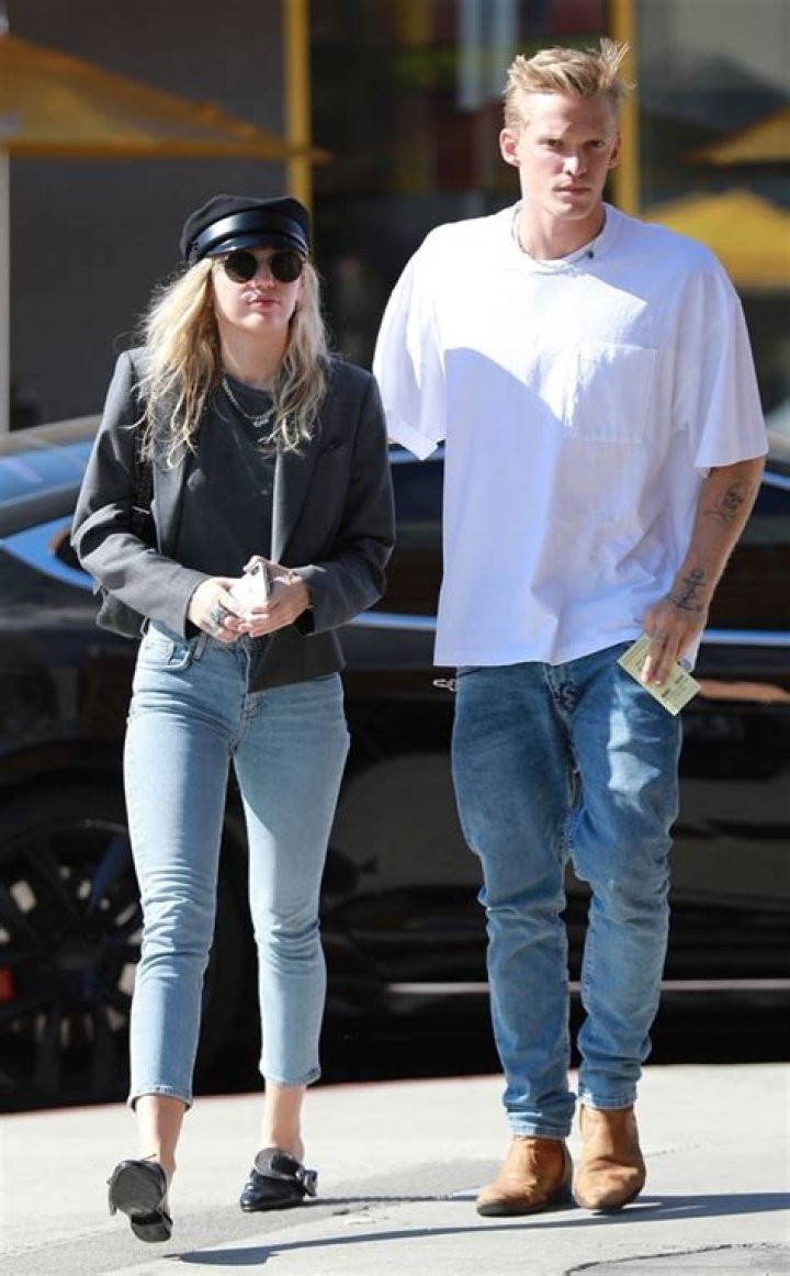 Loves The Single Life – Hollywood Life