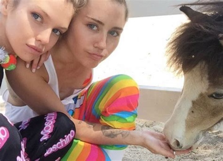 [PICS] Miley Cyrus Kissing Girlfriend Stella Maxwell — See The Hot Pics – Hollywood Life