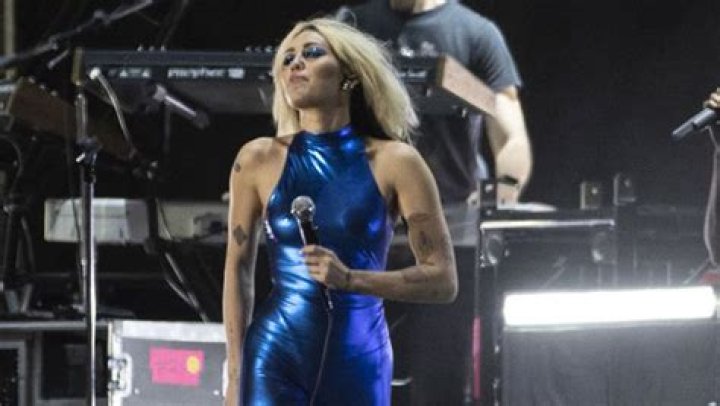 Miley Cyrus In Tears During Concert Dedicated To Taylor Hawkins: Video – Hollywood Life