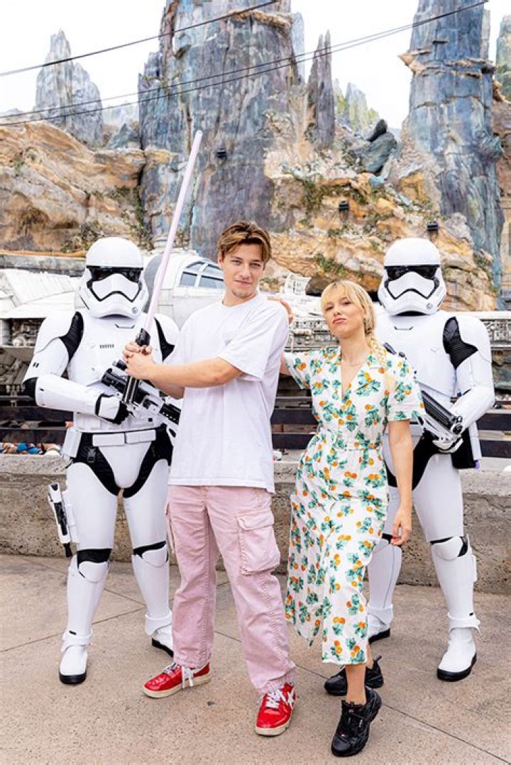 Millie Bobby Brown & Jake Bongiovi Enjoy A Sweet Date At Six Flags – Hollywood Life