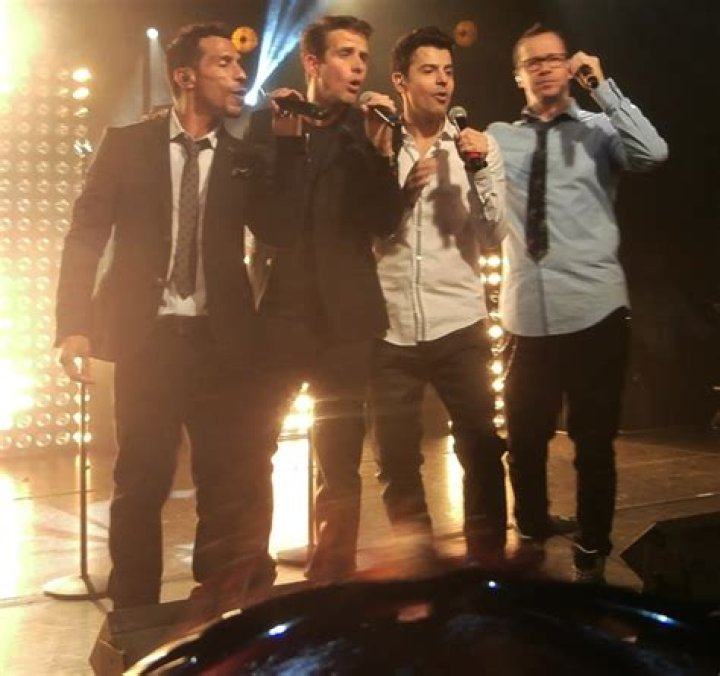 Jonathan Knight Flees The Stage During NKOTB Concert