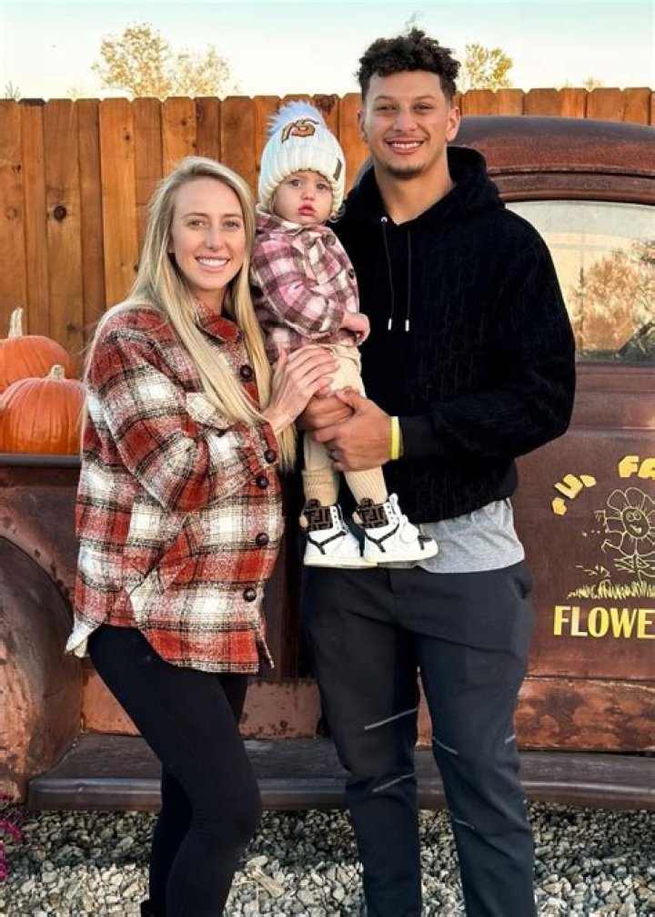 Patrick Mahomes & Brittany Matthews Take Daughter To A Pumpkin Patch – Hollywood Life