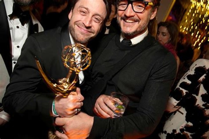 Pedro Pascal Hilariously Says He Wants to ‘Make Out’ With Kieran Culkin After SAG Win: Watch