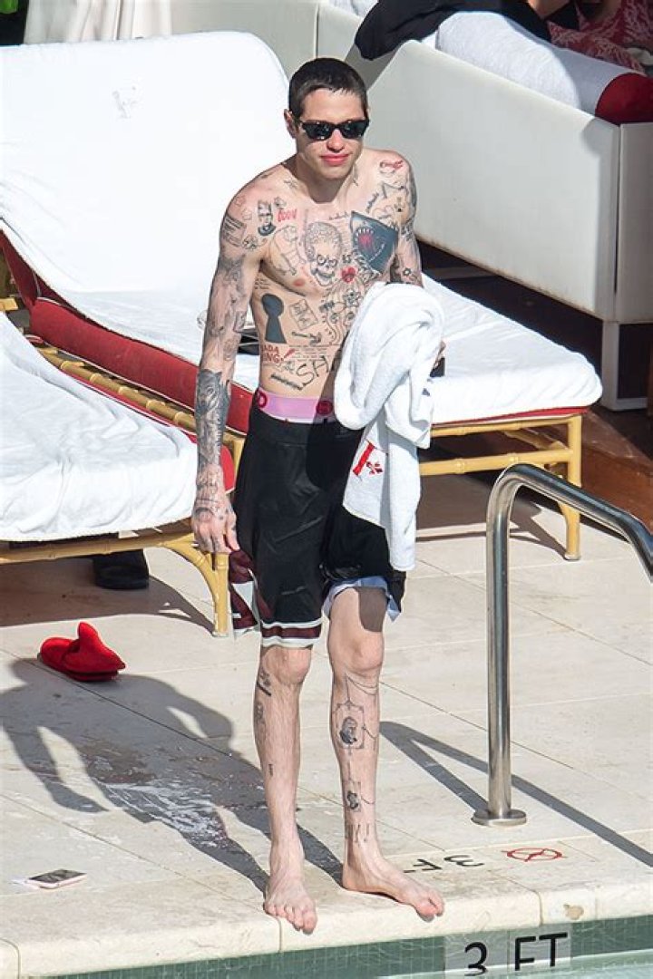 Pete Davidson’s Tattoos Are Being Removed — Tweets – Hollywood Life