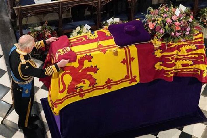 Queen Elizabeth Leaves A Handwritten Note On Prince Philip’s Casket Signed With Nickname ‘Lilibet’