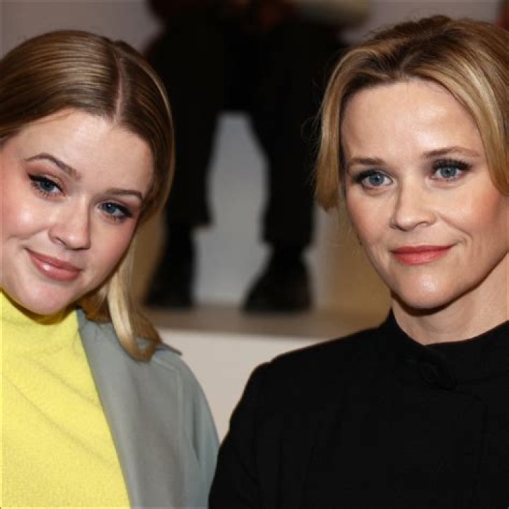 Reese Witherspoon Doesn’t Think She Resembles Lookalike Daughter Ava – Hollywood Life