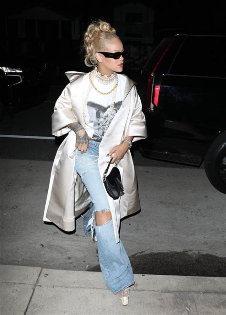 Rihanna Wears Baggy Jeans & Heels To Dinner With Her Friends In NYC – Hollywood Life