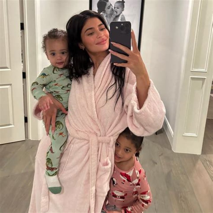 Rob Kardashian Shows Off Weight Loss In Stormi Webster’s Birthday Pic – Hollywood Life