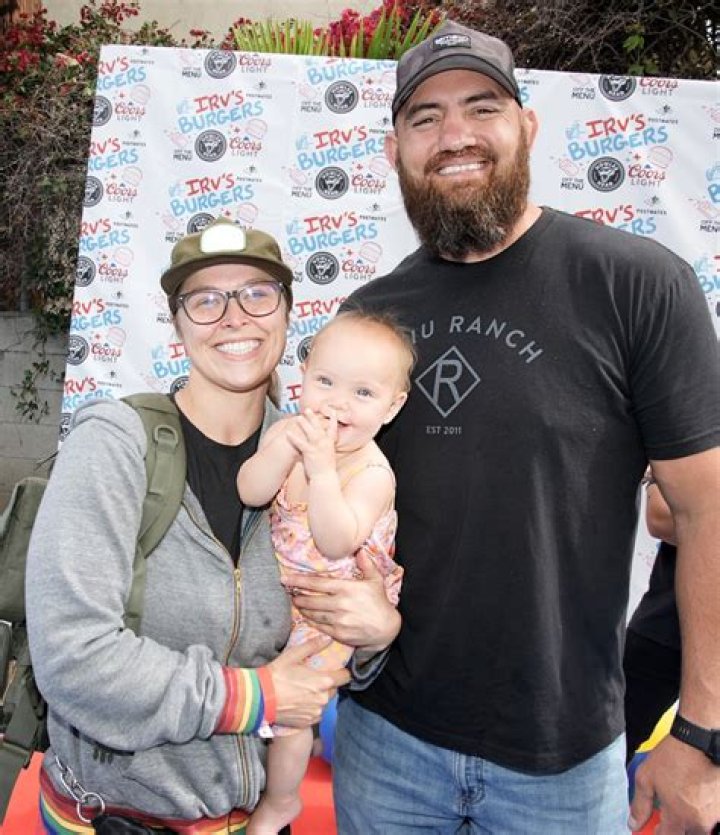Expecting First Child With Travis Browne – Hollywood Life