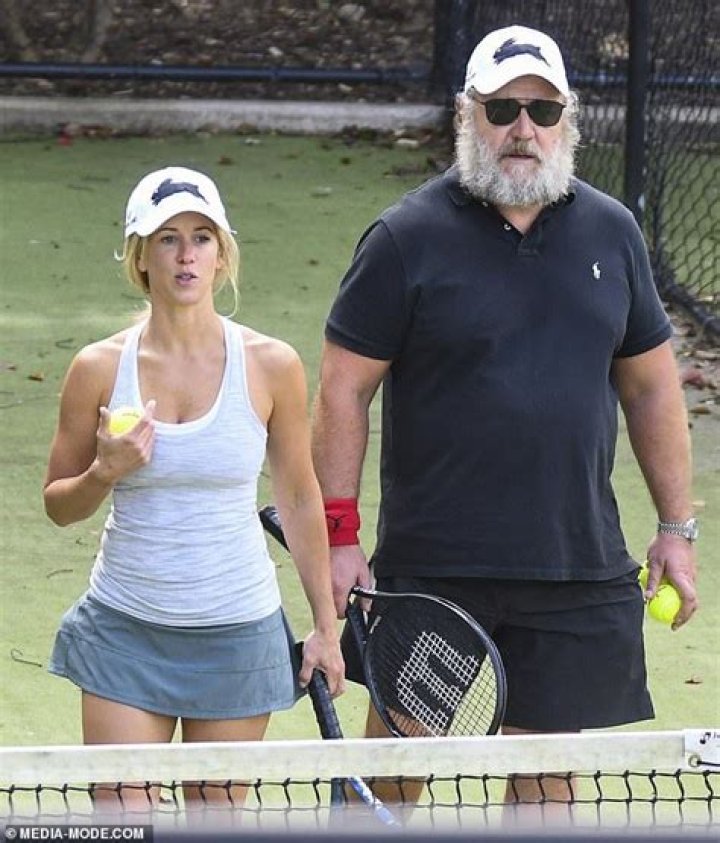 Russell Crowe Shows Off White Beard While Playing Tennis With GF – Hollywood Life