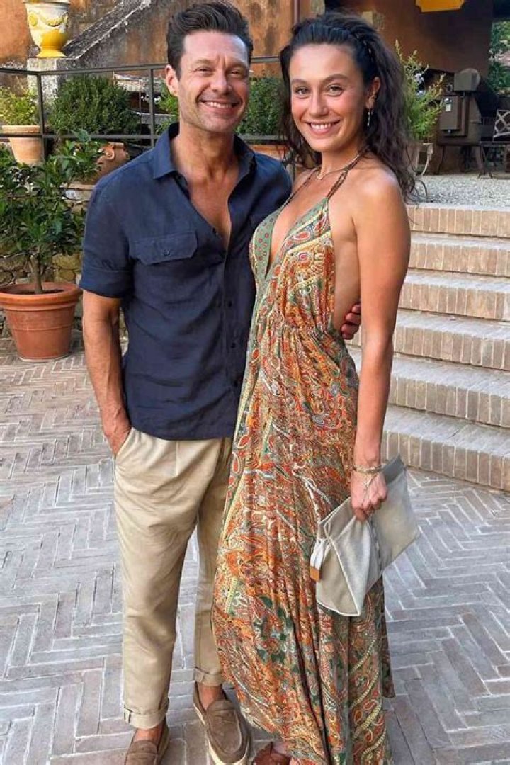 Ryan Seacrest & Girlfriend Aubrey Paige Make Red Carpet Debut: Photos – Hollywood Life