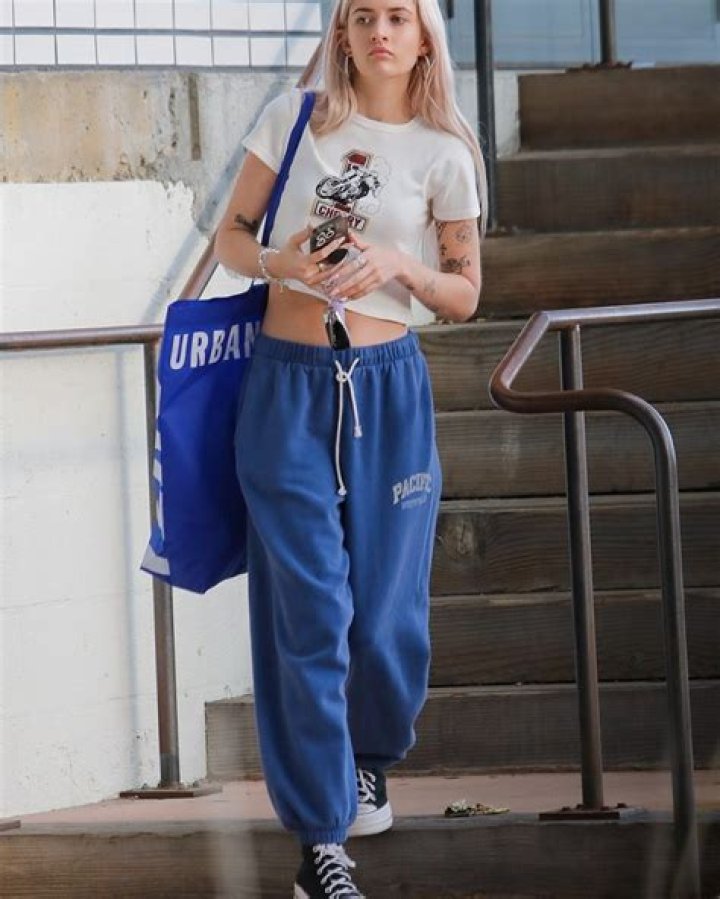 Sami Sheen, 19, Keeps It Casual In Crop Top & Sweats While Shopping With Friends: Photo