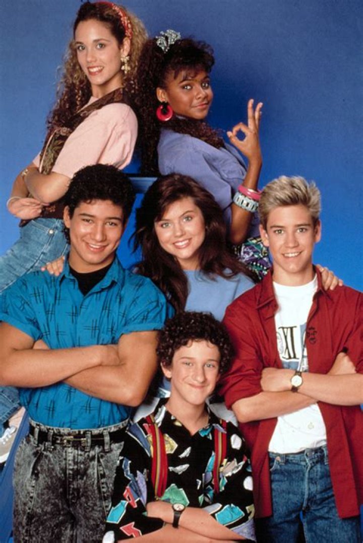 Elizabeth Berkley Reveals ‘Saved By The Bell’s Dustin Diamond Tribute Honors His ‘Comedic Genius’
