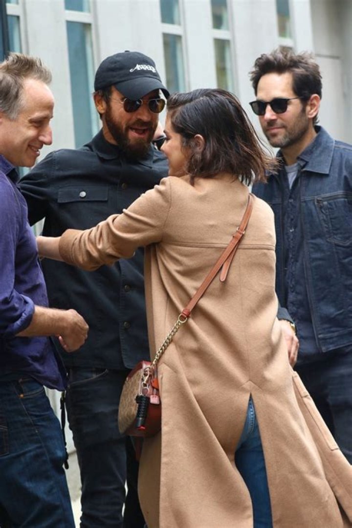 Selena Gomez & Justin Theroux Share Hug While Getting Lunch NYC — Pic – Hollywood Life