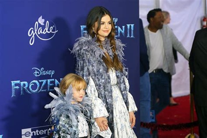 Selena Gomez Shares Giant Croissant With Sister Gracie, 9, In Paris: Photo